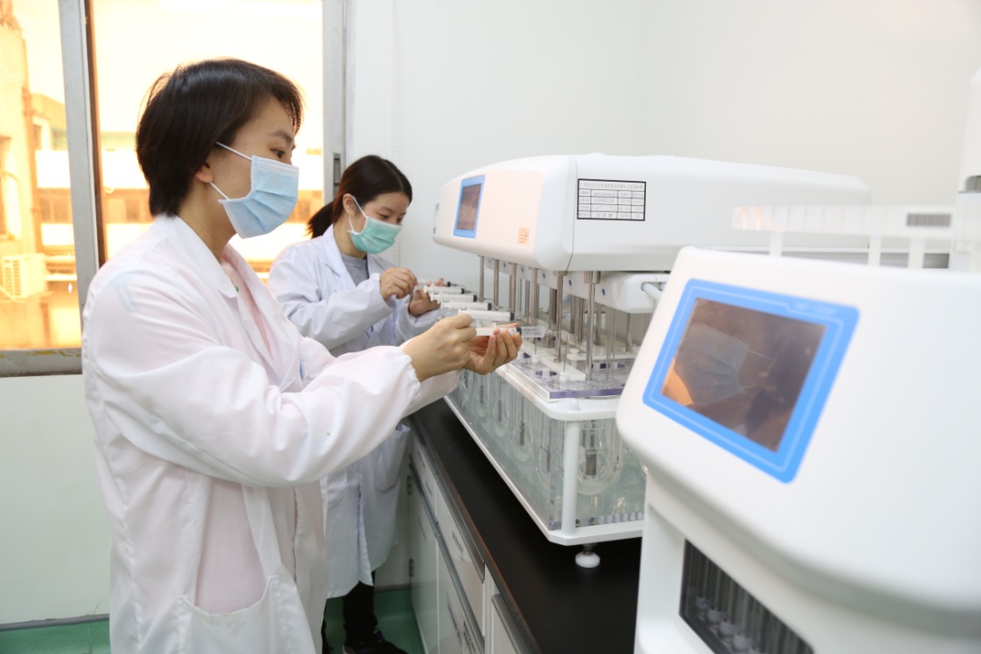 办公桌上的一瓶盐 ——可考究也可以迁就的亚洲必赢研发人董穗娟