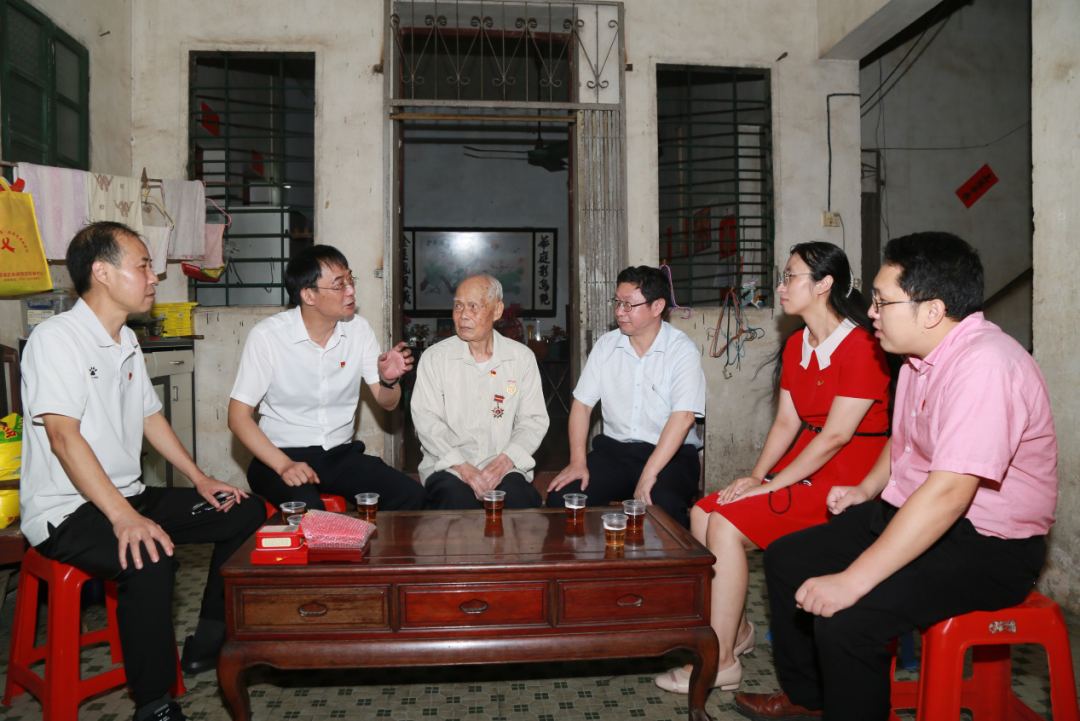 致敬模范，，，眷注入心！ ——白云山亚洲必赢“七一”前夕走访慰问老劳模陈雨池同志