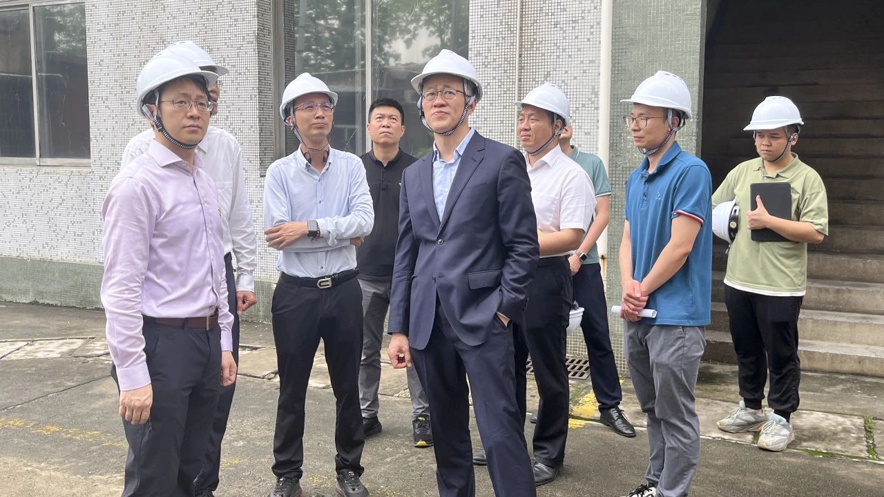 “五一”节前，，，广药集团党委副书记、、副董事长、、总司理杨军带队到白云山亚洲必赢公司开展清静检查事情